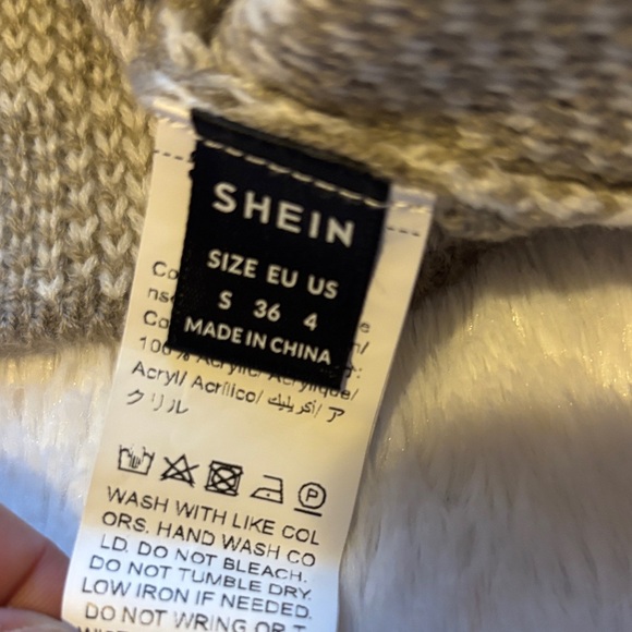 Cozy Checkered Knit Sweater - Picture 3 of 3